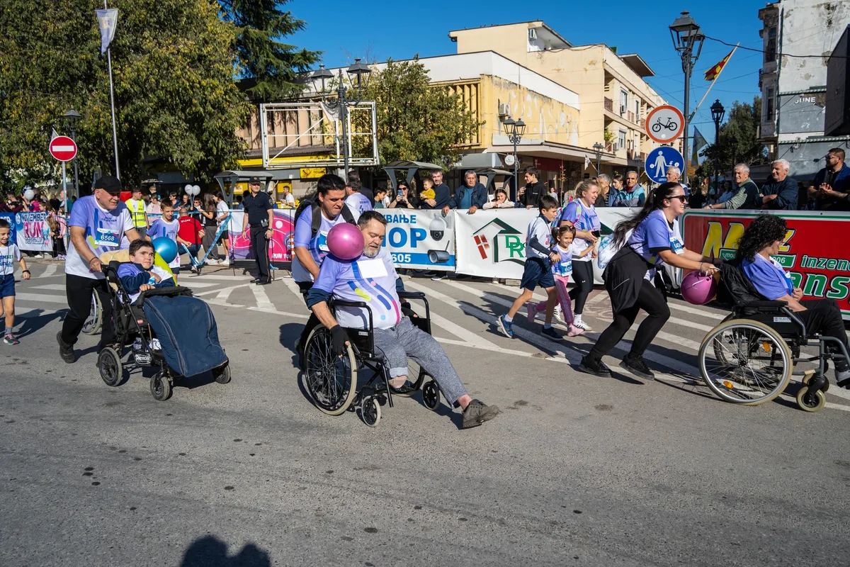 Учесници со колички и асистенти заедно на Run Together 2025 во Гевгелија